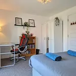 Large 3-Bedrooms House Near Centre Free Parking