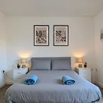 Large 3-Bedrooms House Near Centre Free Parking