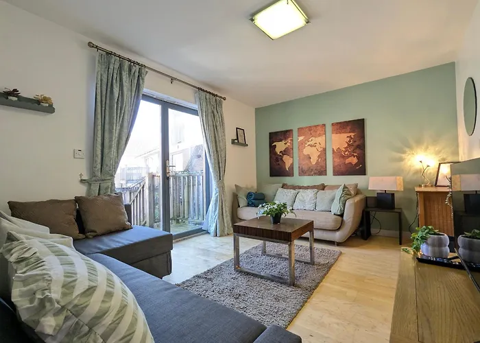 Large 3-Bedrooms House Near Centre Free Parking
