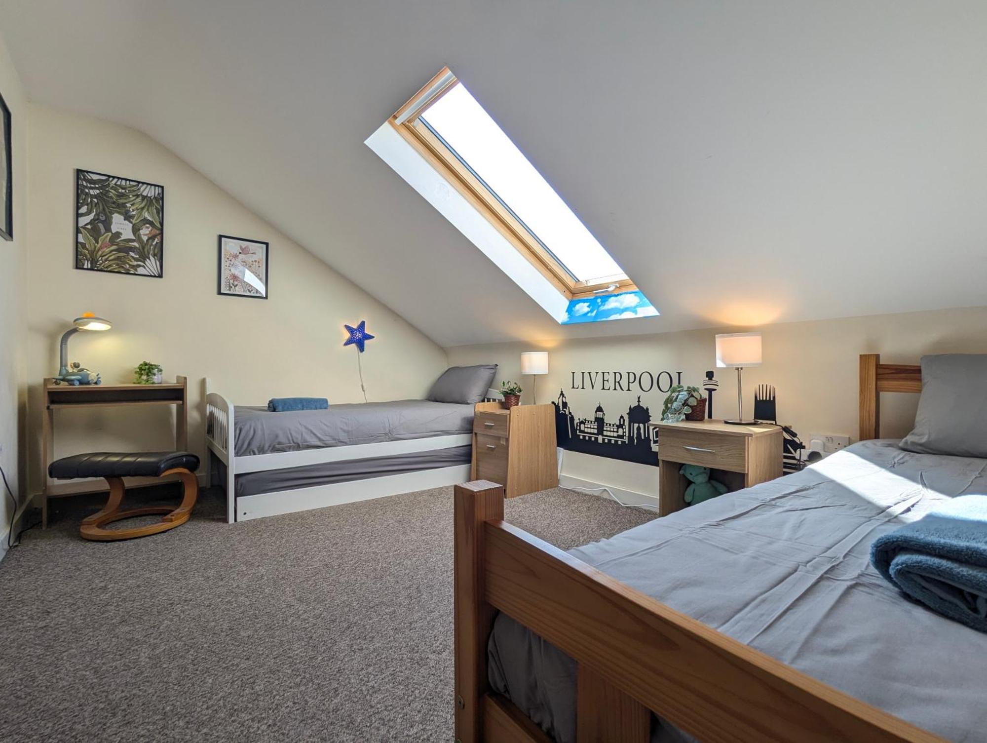 Large 3-bedrooms House Near Centre Free Parking