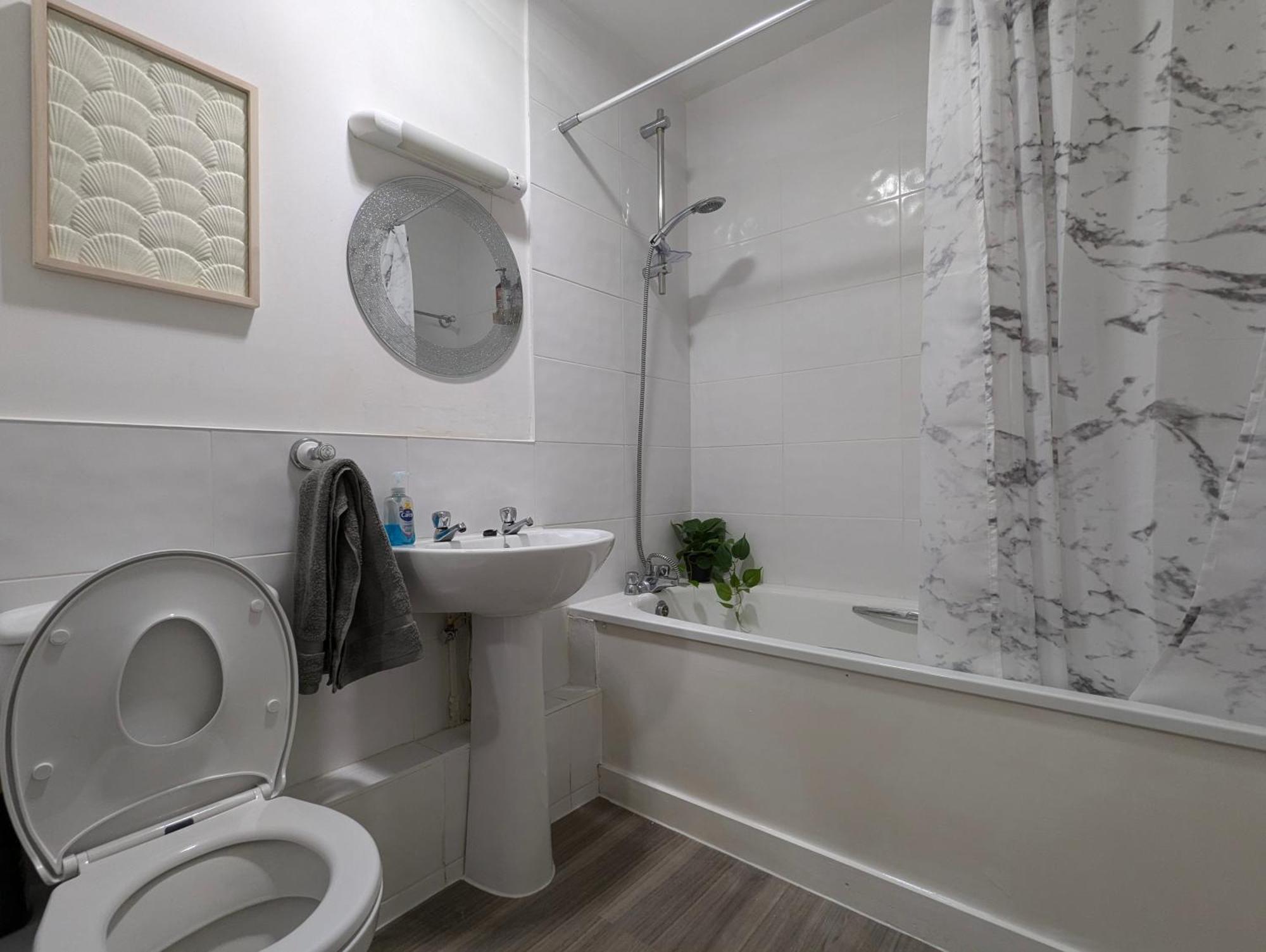 Large 3-bedrooms House Near Centre Free Parking